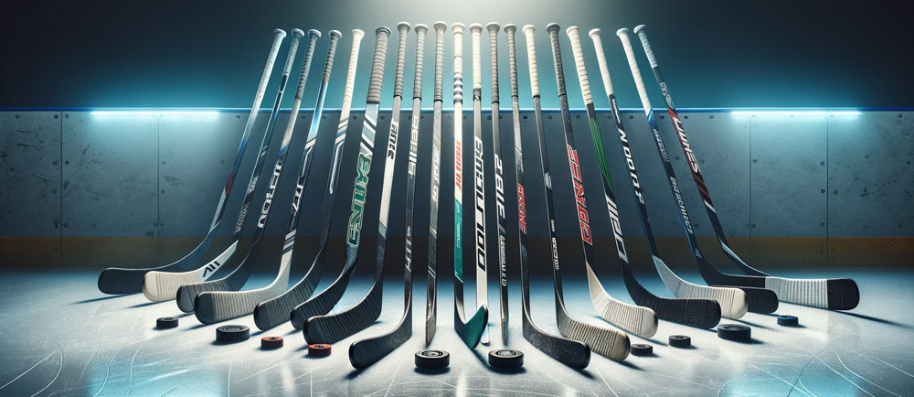 Eine-Auswahl-verschiedener-Arten-von-Eishockeyschlägern,-die-auf-einer-glatten-Eisfläche-ausgelegt-sind-und-das-Umgebungslicht-reflektieren